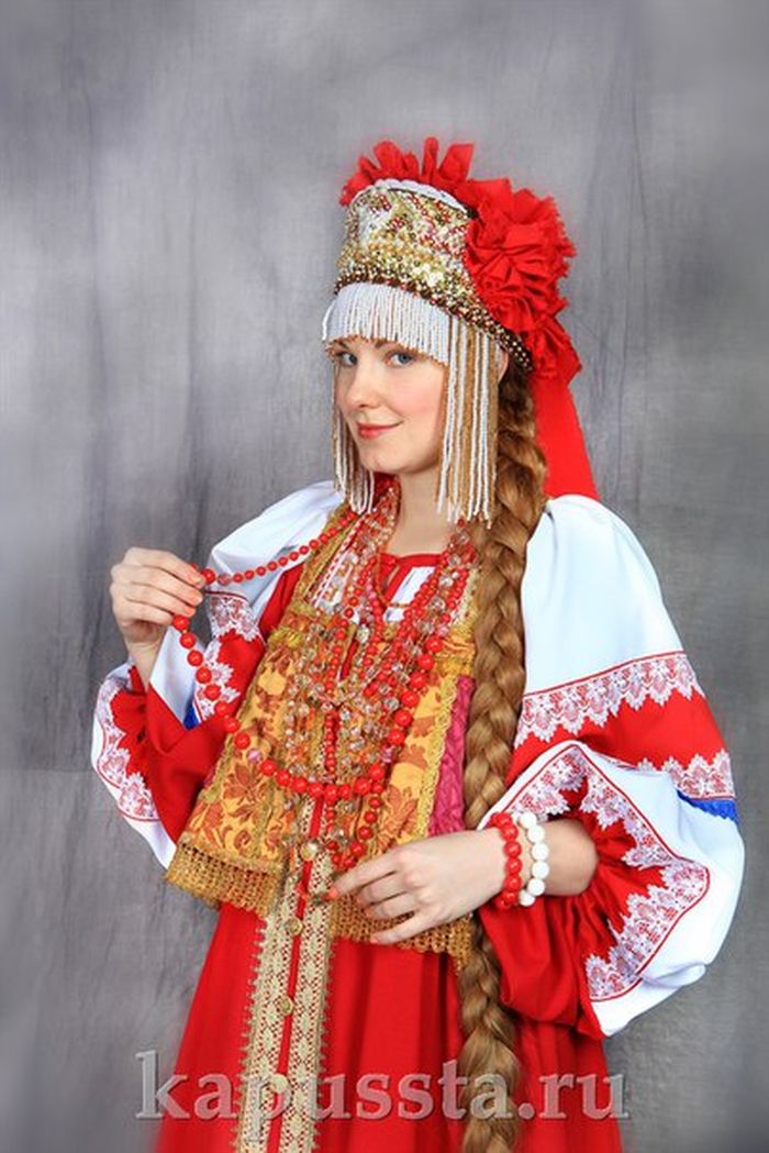 Русский костюм с бусами