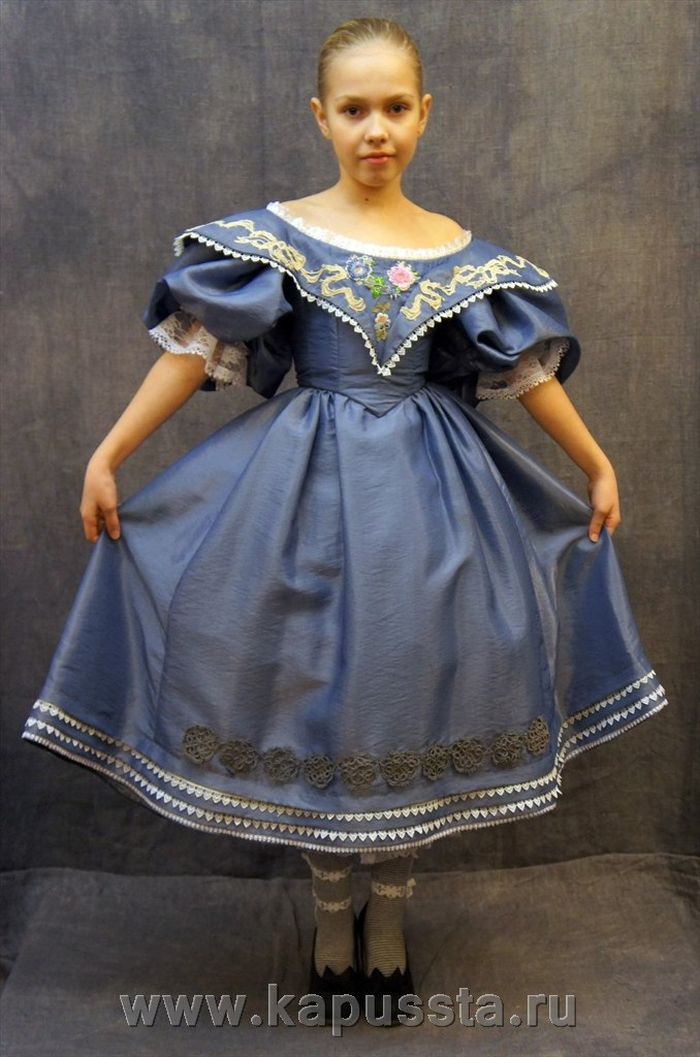 Платье голубое с антикварной отделкой
