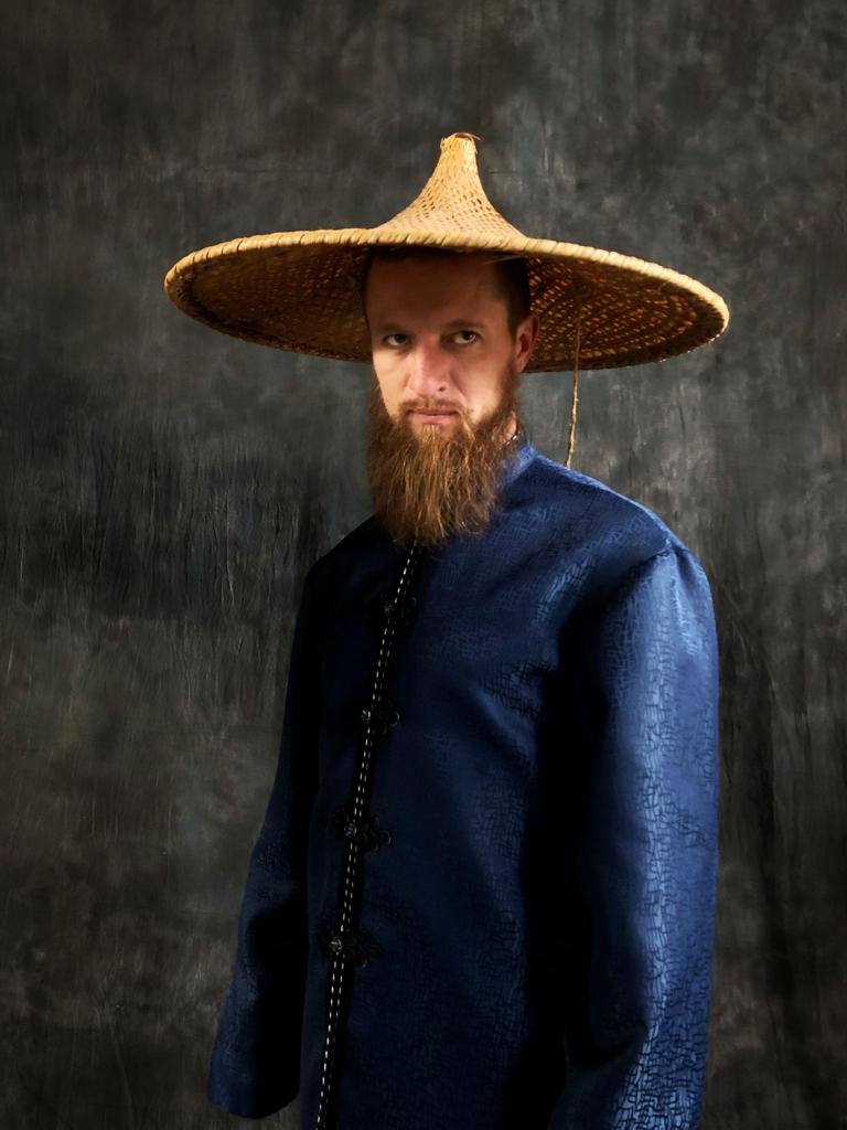 Китайский костюм в национальной шляпе